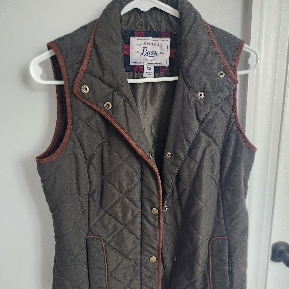 G.h. bass&co olive green vest size xs